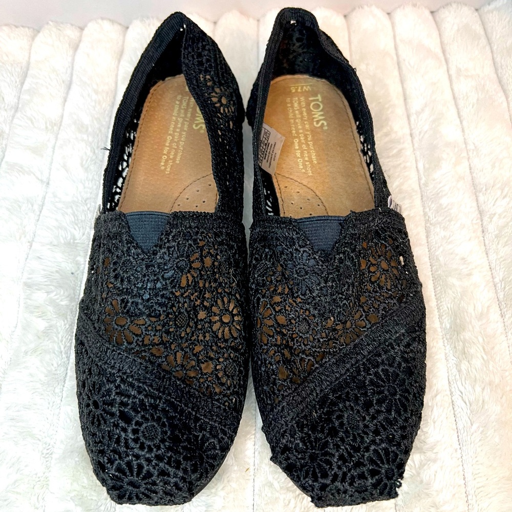 Tom’s like new black Morocco crochet
